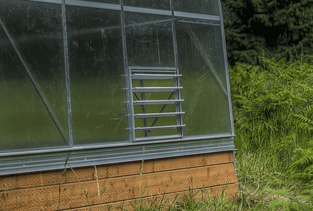 the louver lets cold air masses enter the greenhouse, meanwhile warm air can escape via roof fans