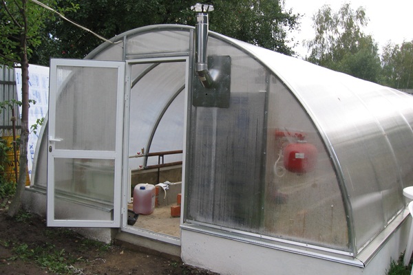 polycarbonate winter greenhouse heating