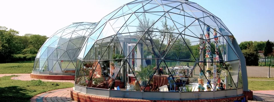 Glasshouse Usage: Place for living or working at - Primary School Classrooms in greenhouses