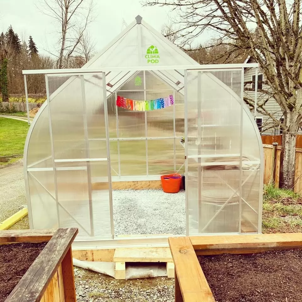Strengthening the greenhouse before winter